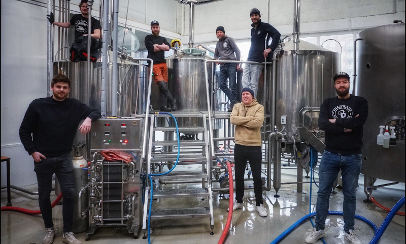 Beer Geeks brouwen bij baxbier in groningen Veel mannen in de Baxbier brouwerij in Groningen